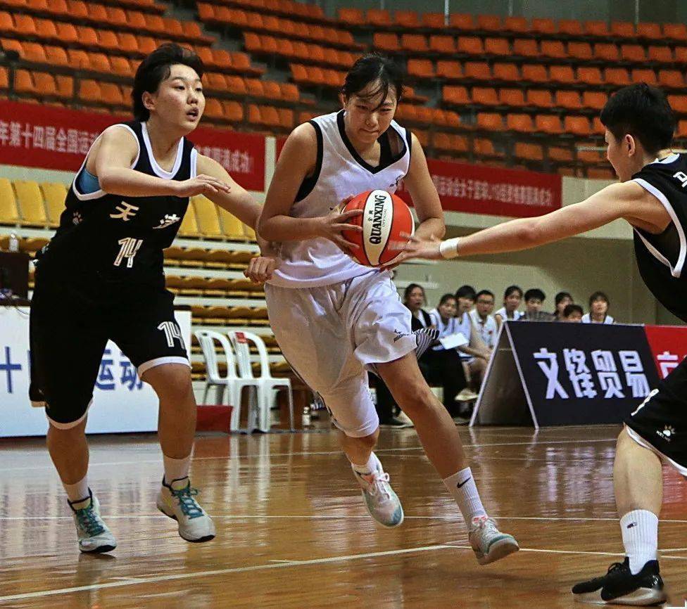 人物做一往无前无惧艰险的前锋重庆市青年女子篮球队前锋李青阳