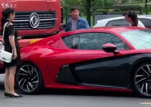 广州市一货车追尾超跑 女车主撒泼辱骂 货车司机笑眯眯道 你等着嫁给我吧 卡车