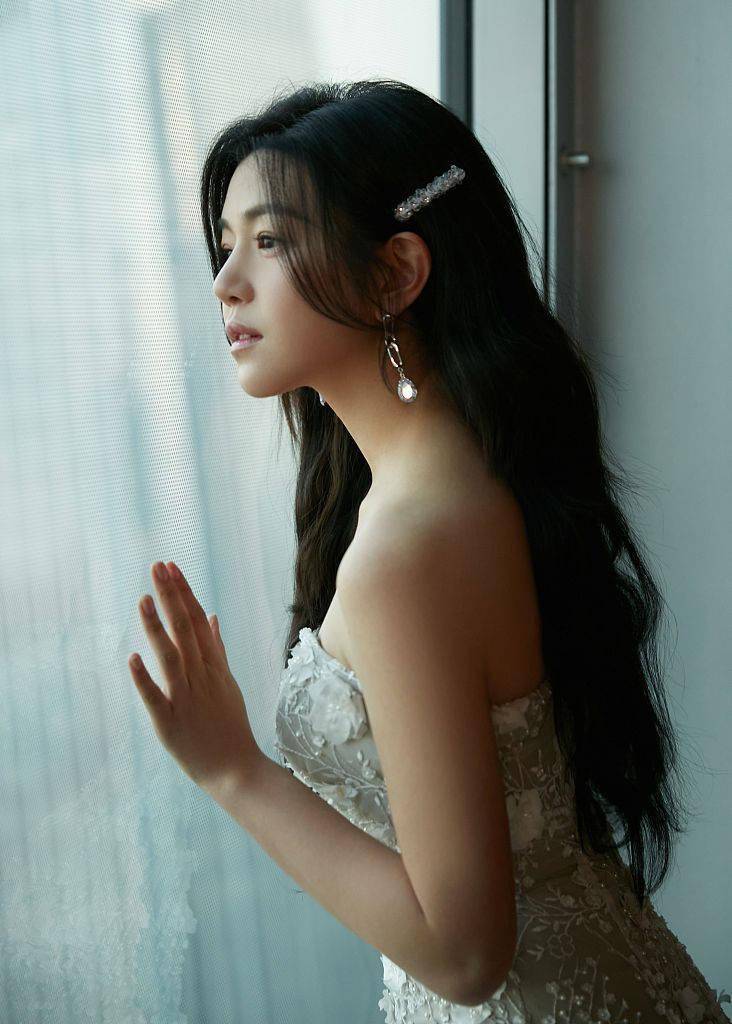 一身 陈妍希一袭露肩长裙仙气飘飘 大秀修长肩颈线条美腻十足