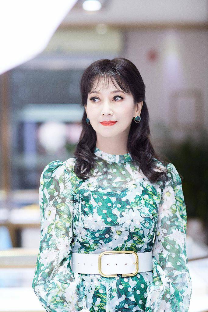状态 赵雅芝嫩绿波点长裙秀纤细腰肢 梳齐刘海披肩发笑容甜美