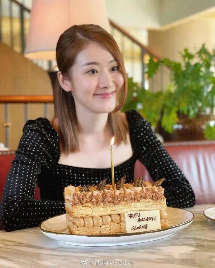 陈滢32岁生日获四眼型男献吻邓佩仪提早庆祝29岁生日