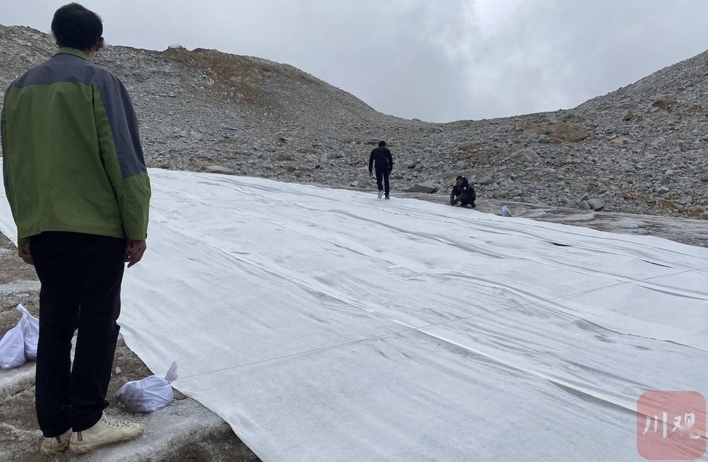 试验|减缓冰雪消融，达古冰川适合盖哪种“被子”？这群科学家做了这些试验