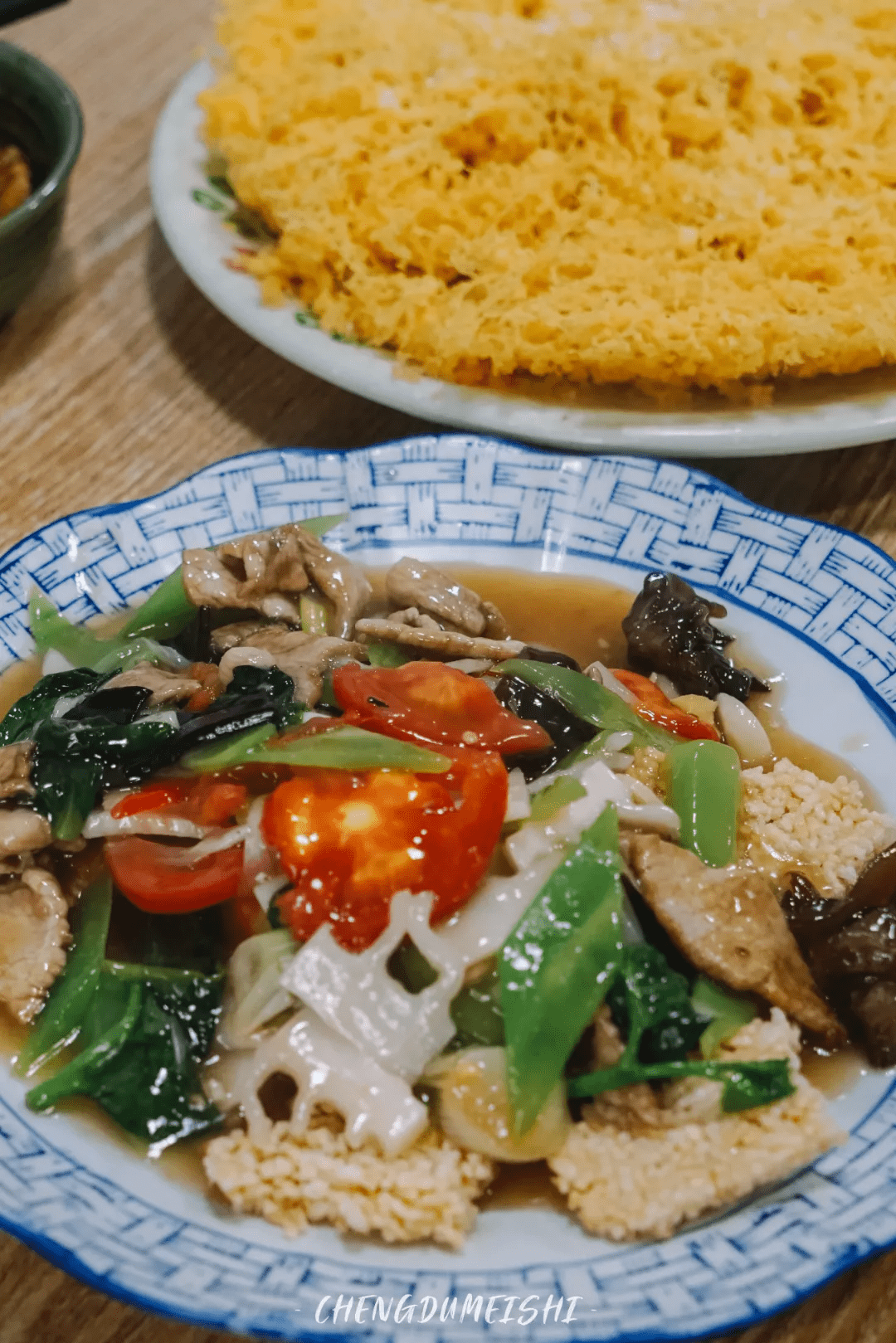 但不少學子更愛京醬肉絲蓋飯和紅油餃子,雖然是川菜館,阿姨招呼上樓才