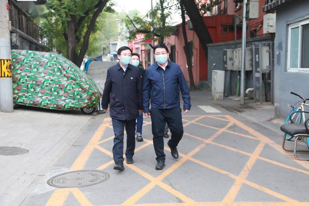 东城区委常委统战部部长郑晓博到体育馆路街道检查疫情防控工作