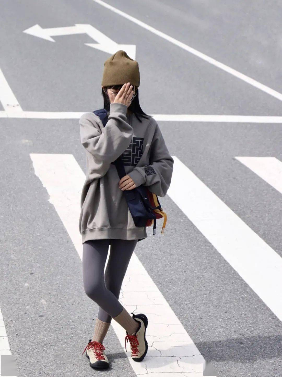 再搭配潮人必备单品legging,脚踩keen jasper,潇洒随性,行动自如,既有