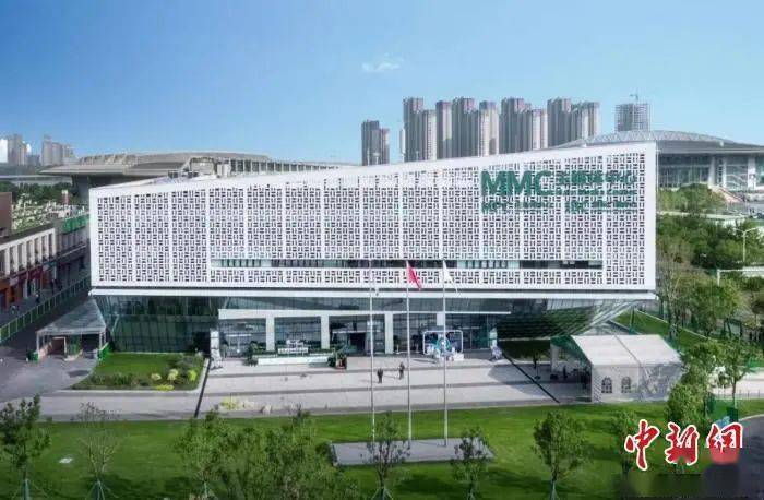 武汉体育中心竖起了两个大架子攀岩基地来了