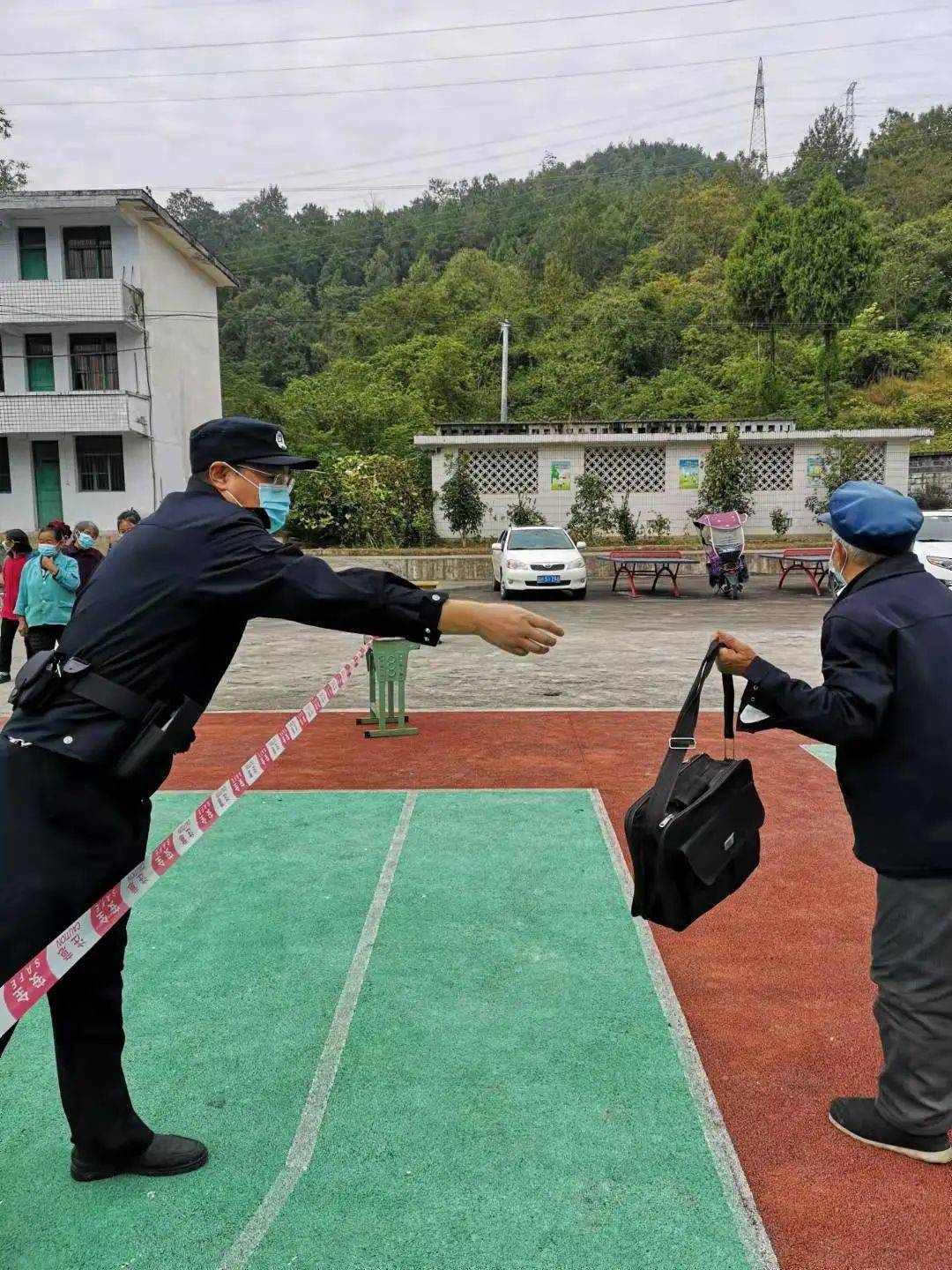 600余名警力在现场黔江公安全力护航全员核酸检测