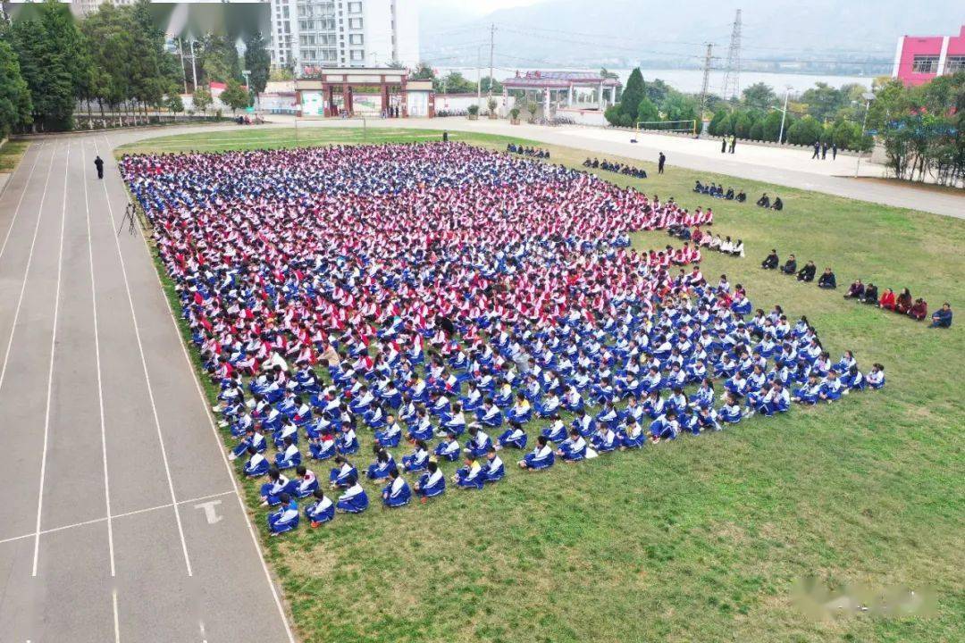 宣威九中冲进两名暴徒这是演练