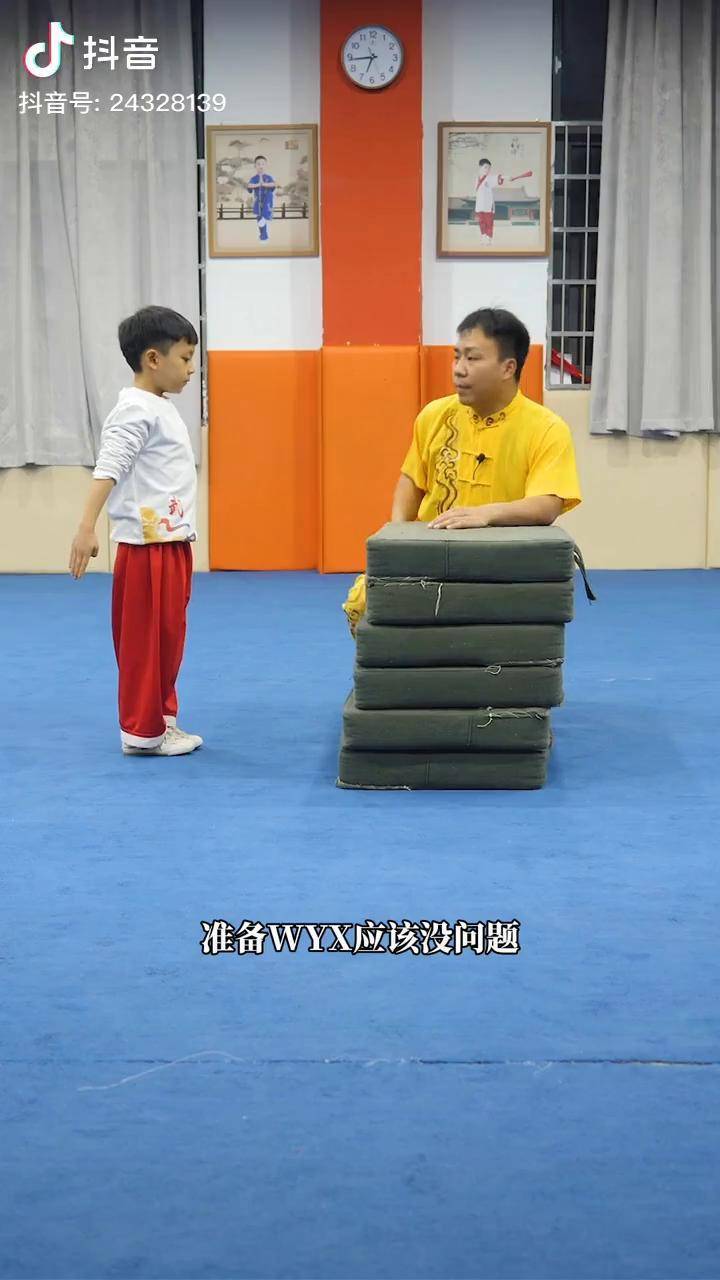 孩子一步一步克服恐惧,最终完成挑战,为励志的教练和孩子 暮登武苑 正