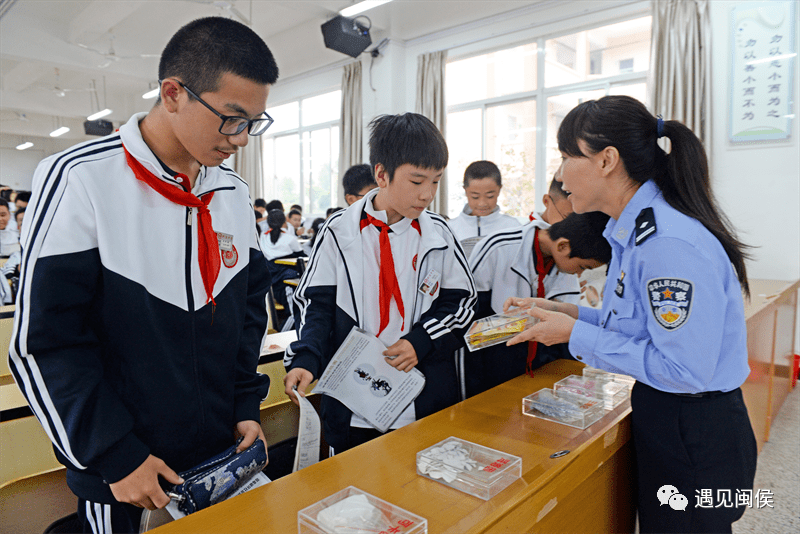 同时结合真实案例,以案释法,用通俗易懂的语言,向学生详细介绍毒品的