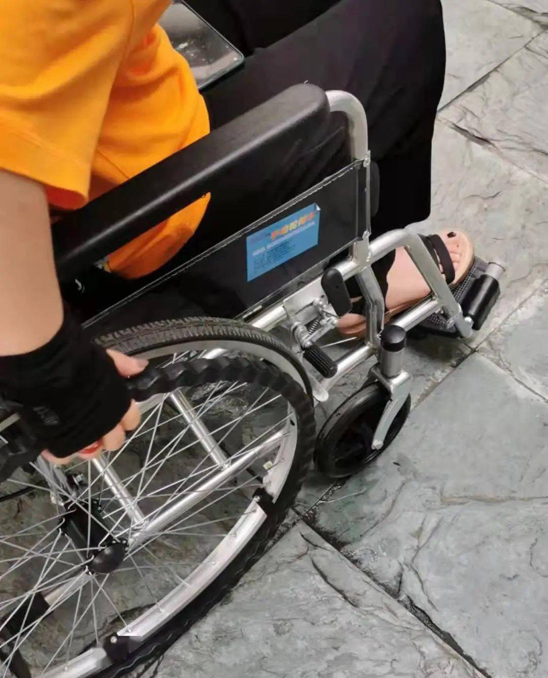 坐轮椅拍腿的照片图片