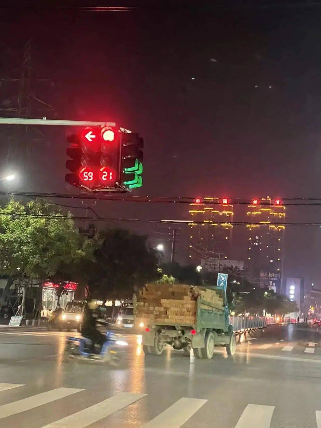 无牌大货车嚣张闯红灯天门交警回复