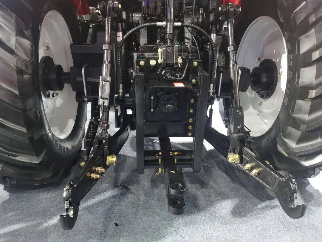 东方红lw2304无级变速重型轮式拖拉机国际农机展首次亮相