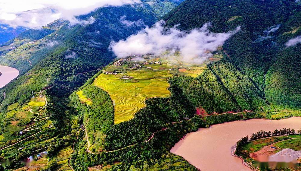 航拍澜沧江畔秋色