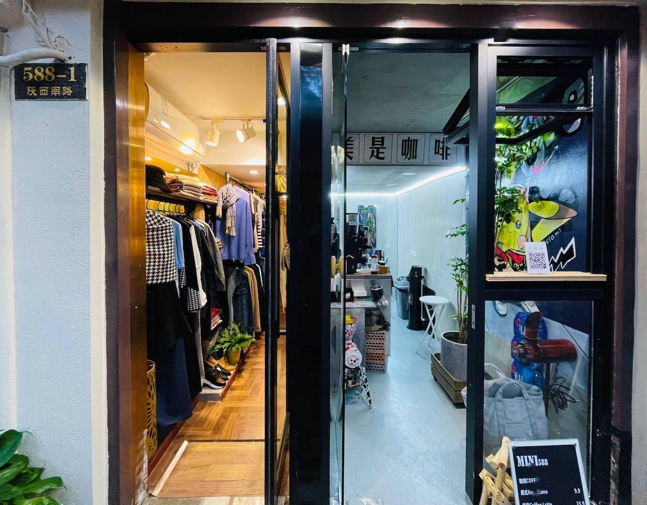 上海小店故事｜一个门牌两家店，老婆卖衣服，老公卖咖啡