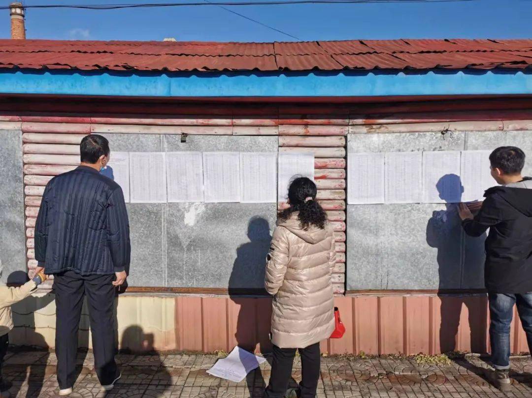 各選區工作人員將選民名單張貼在公示欄及顯著位置上,方便選區群眾