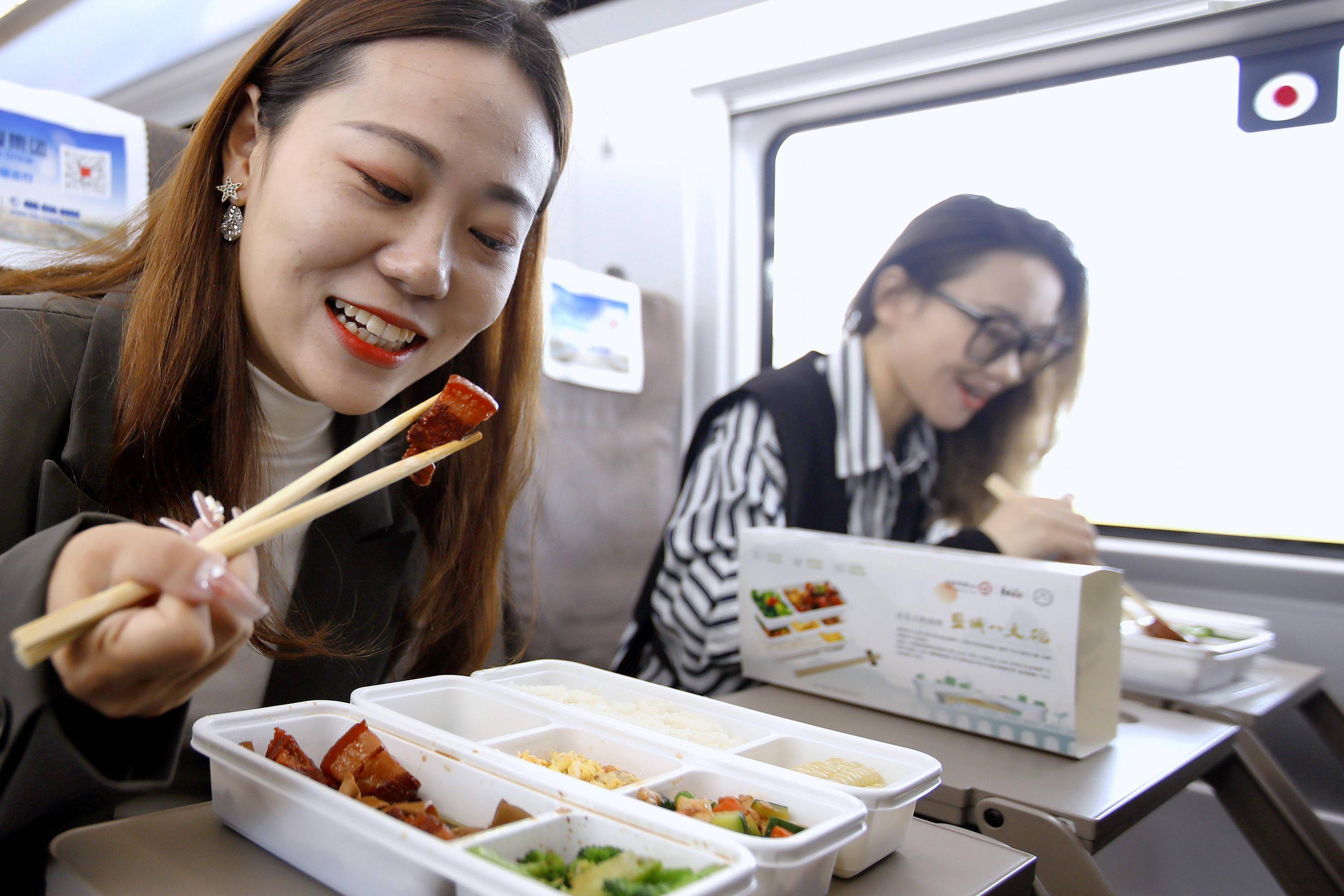 據介紹,目前長三角高鐵熱鏈餐銷售量,列車車廂點餐(含餐車點餐,座椅