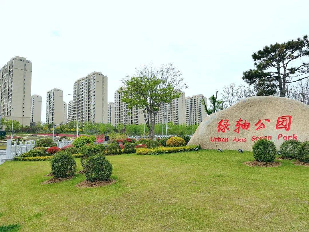 东邻绿轴公园,种有繁多的绿植,产生高质量的负氧离子,环境优美,另外设