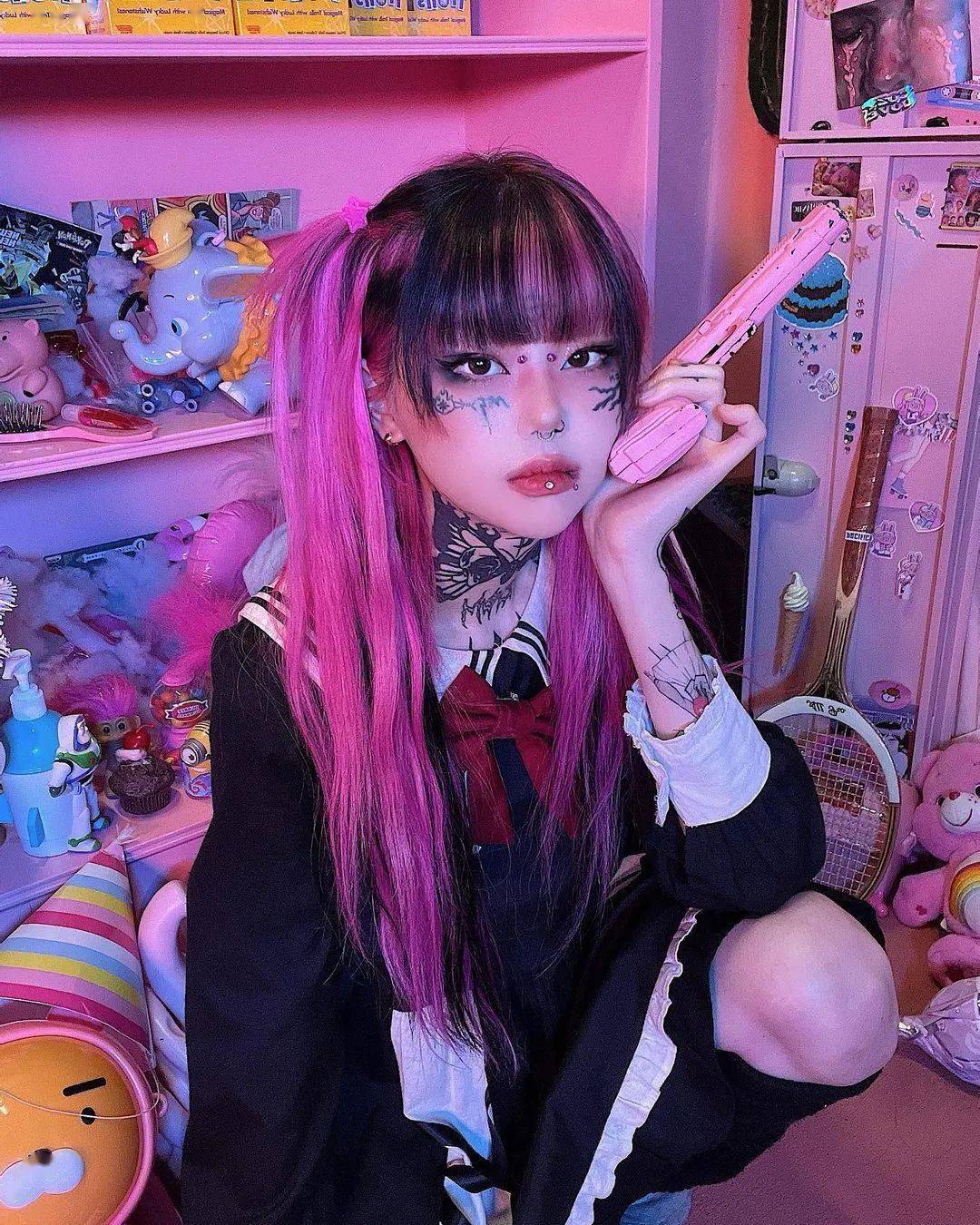 atticus挑染卷发很有个性,也是一名模特,他的照片总是传达出一种情绪