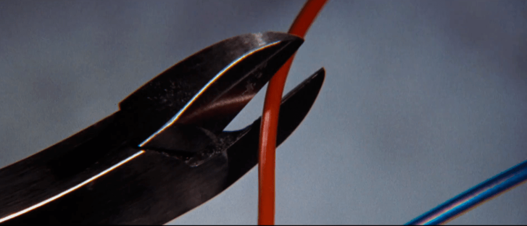 (拆弹专家大概也不会信.)——你相信现实中的拆炸弹是这样的吗?