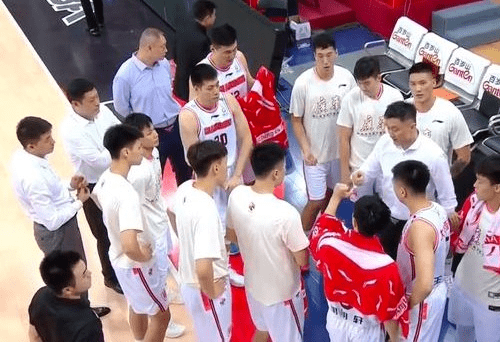 广东胜之不武杜锋为弟子出头欲揍李柯七多名裁判劝架场面失控