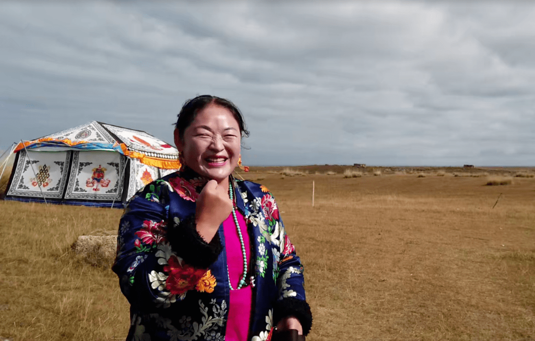 县江西沟镇大仓村,大风呼啸的高原上,藏族大姐扎西卓玛正在卖力直播