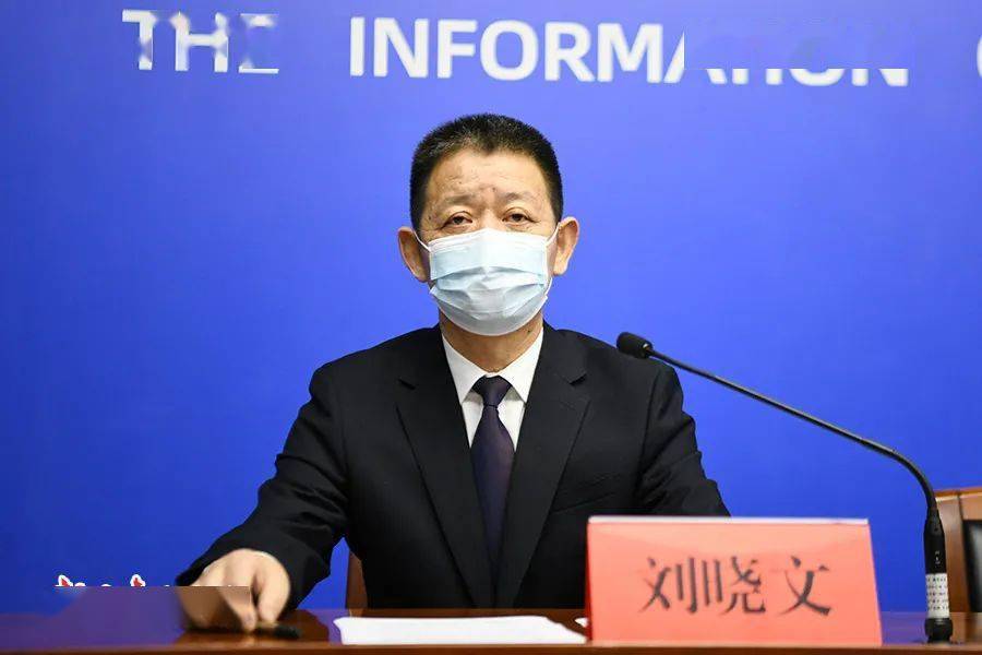 新闻发言人罗凤存,省工业和信息化厅副厅长黄宝荣,兰州市副市长杨德