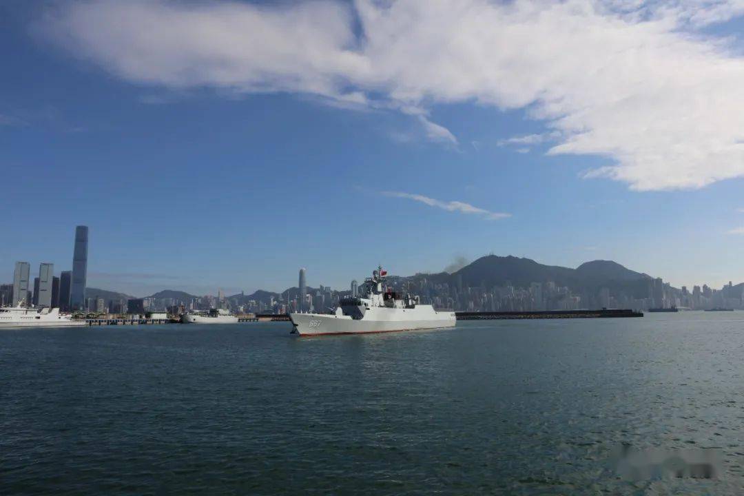 荣耀荆门舰巡防香江履行香港防务使命
