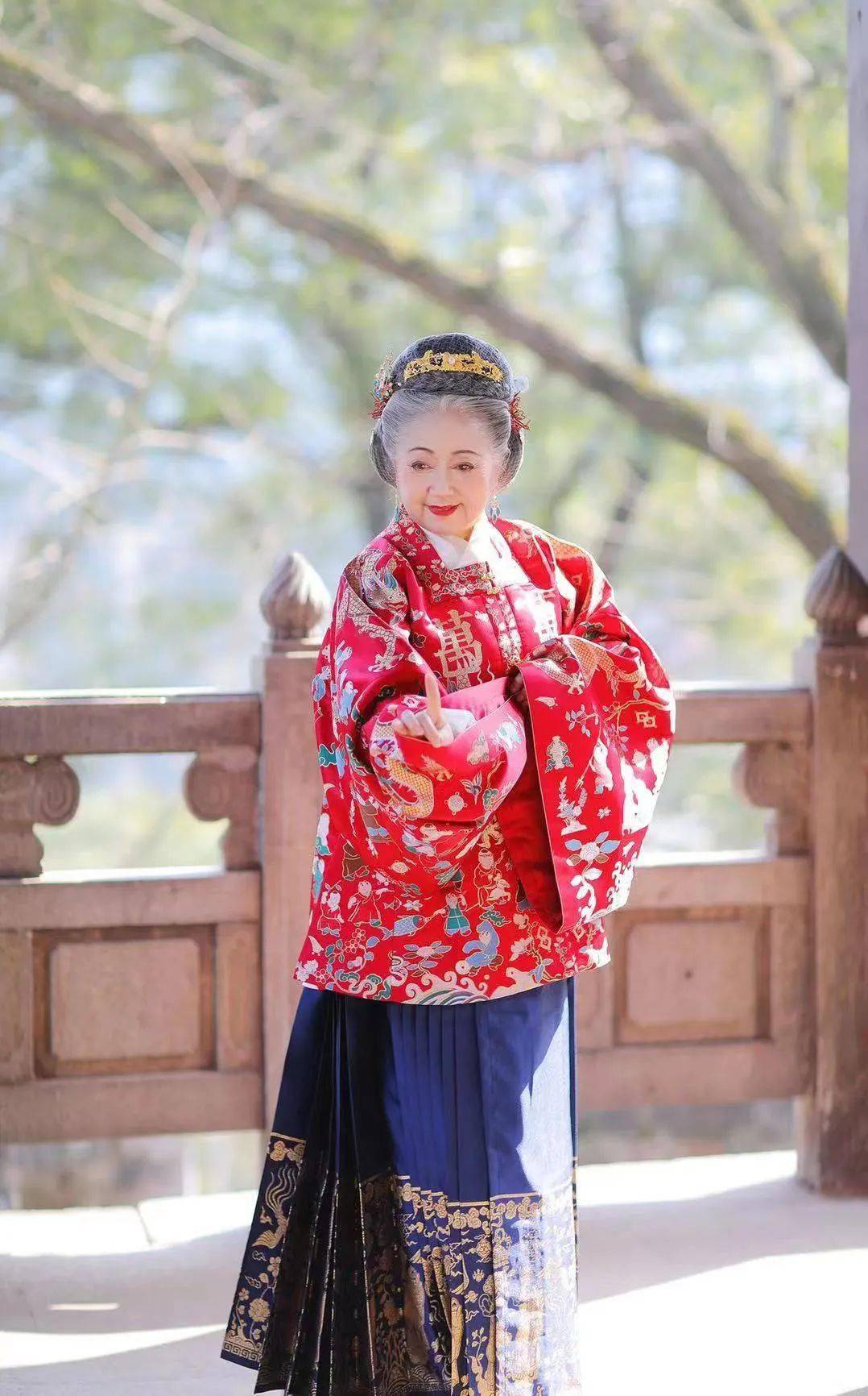 77岁汉服奶奶火出圈:若有诗书藏在心,岁月从不败美人_刘维秀