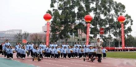 运动会|成都一高校运动会现萌娃方阵 骑着小车车进场了！