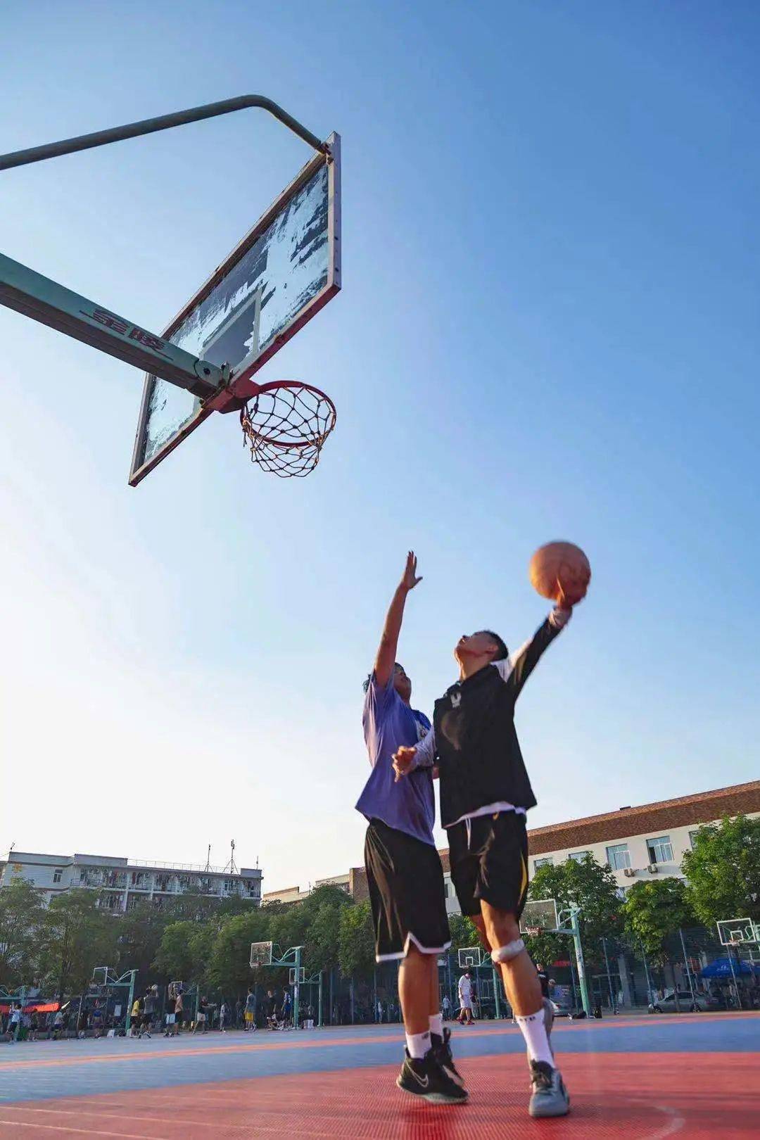 "阳光之下,青春沸腾又充满了活力的气息篮球场,足球场,田径场终于可以