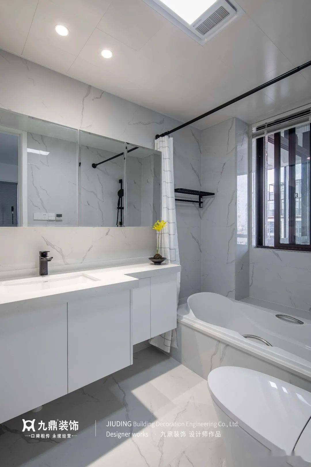 一家人142㎡纯白复式，丢掉客厅沙发，清清透透现代风