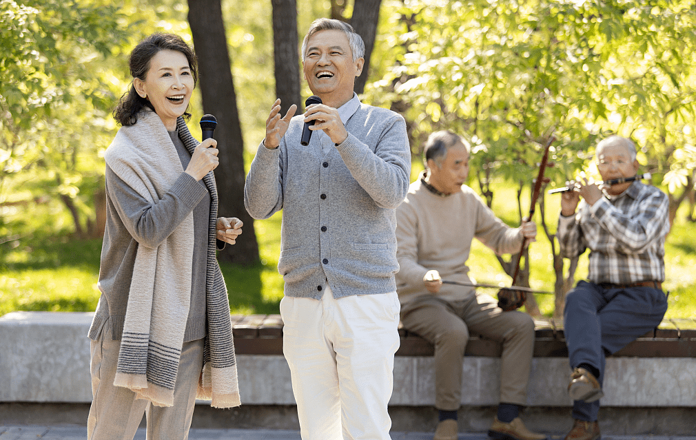 华厦美好生活家|敬老更"近"老,社区老年大学已开课,解锁老年生活新玩