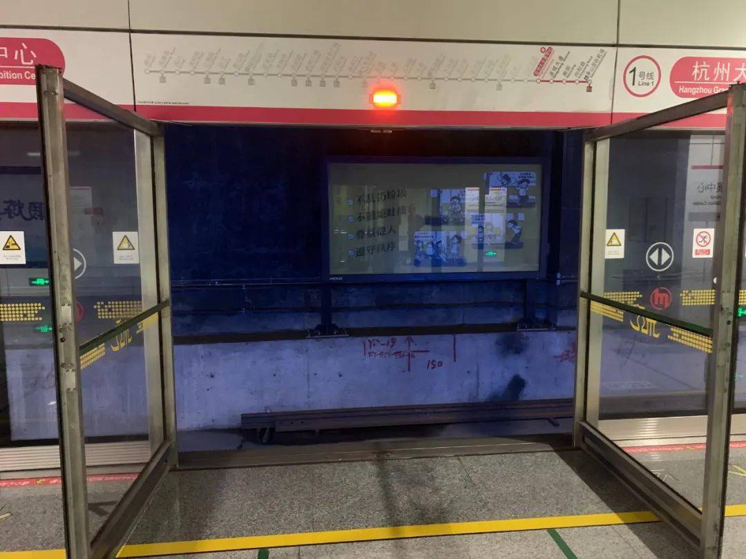 东京地铁屏蔽门图片