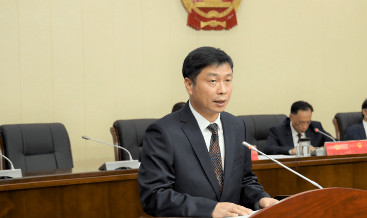 64市财政局局长叶云作相关情况报告6★听取和审议市政府《关于加快