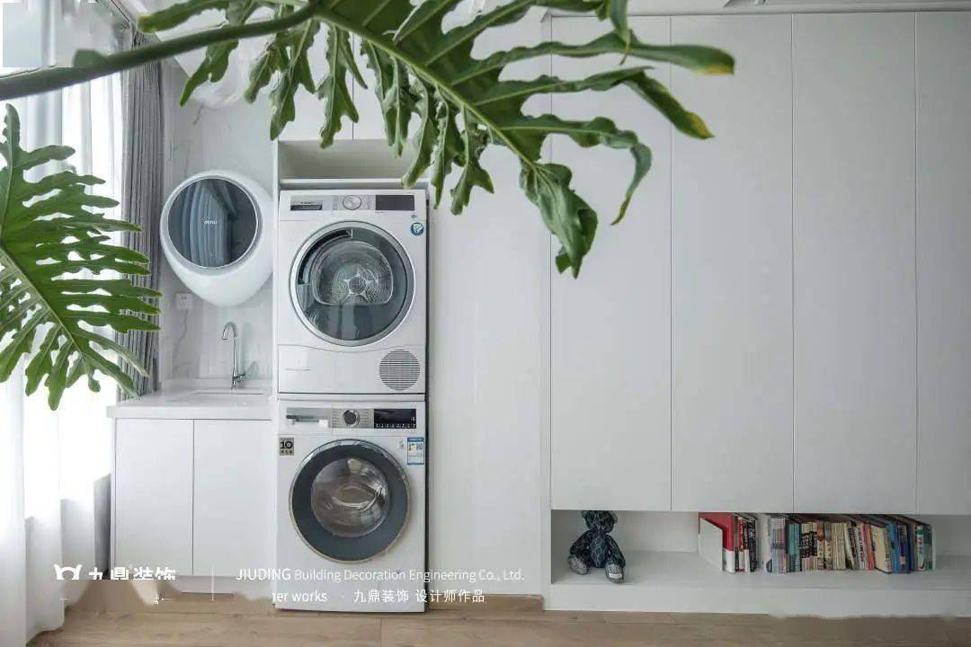 一家人142㎡纯白复式，丢掉客厅沙发，清清透透现代风