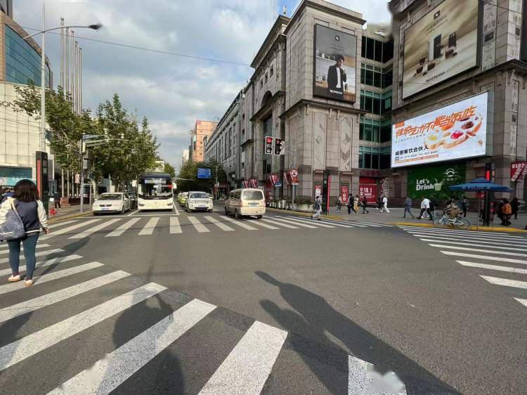 原来,该处路口位于淮海中路商业圈中心,高峰期的人流量和车流量都很大