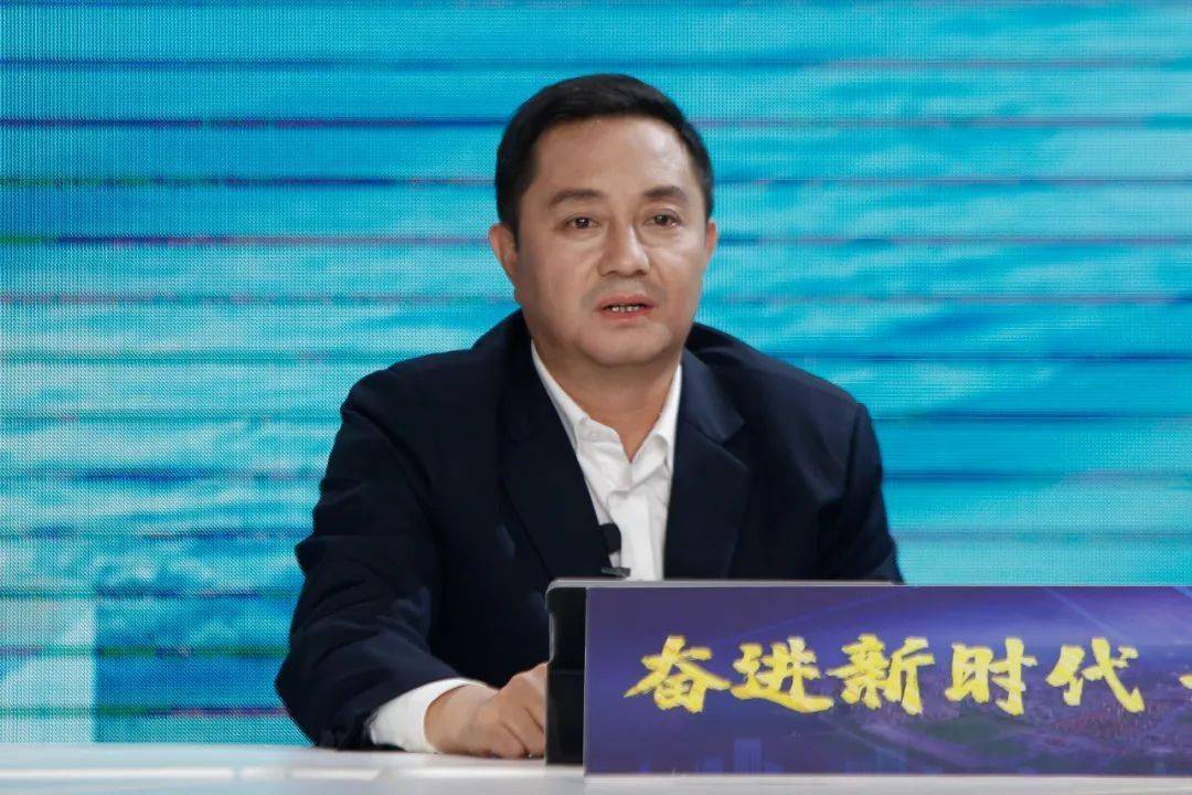 让我们欢迎本期的嘉宾金山区副区长,金山公安分局局长张玉学闪亮登场