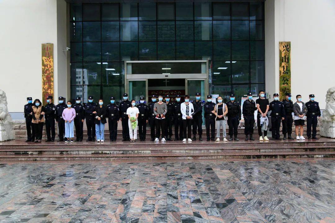 兴山侦破一起非法持有,制造枪支案,收缴枪支3把,射钉弹57发,钢珠1700