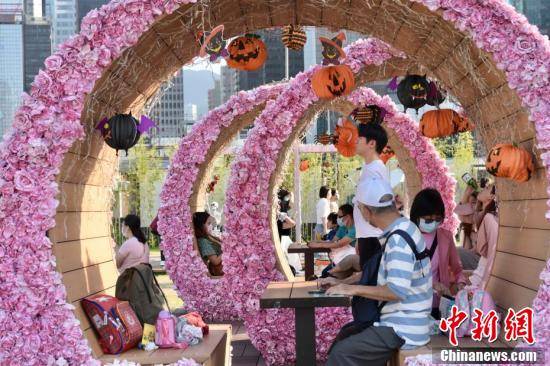 装束香港湾仔海滨巨型南瓜装饰吸引市民驻足观看
