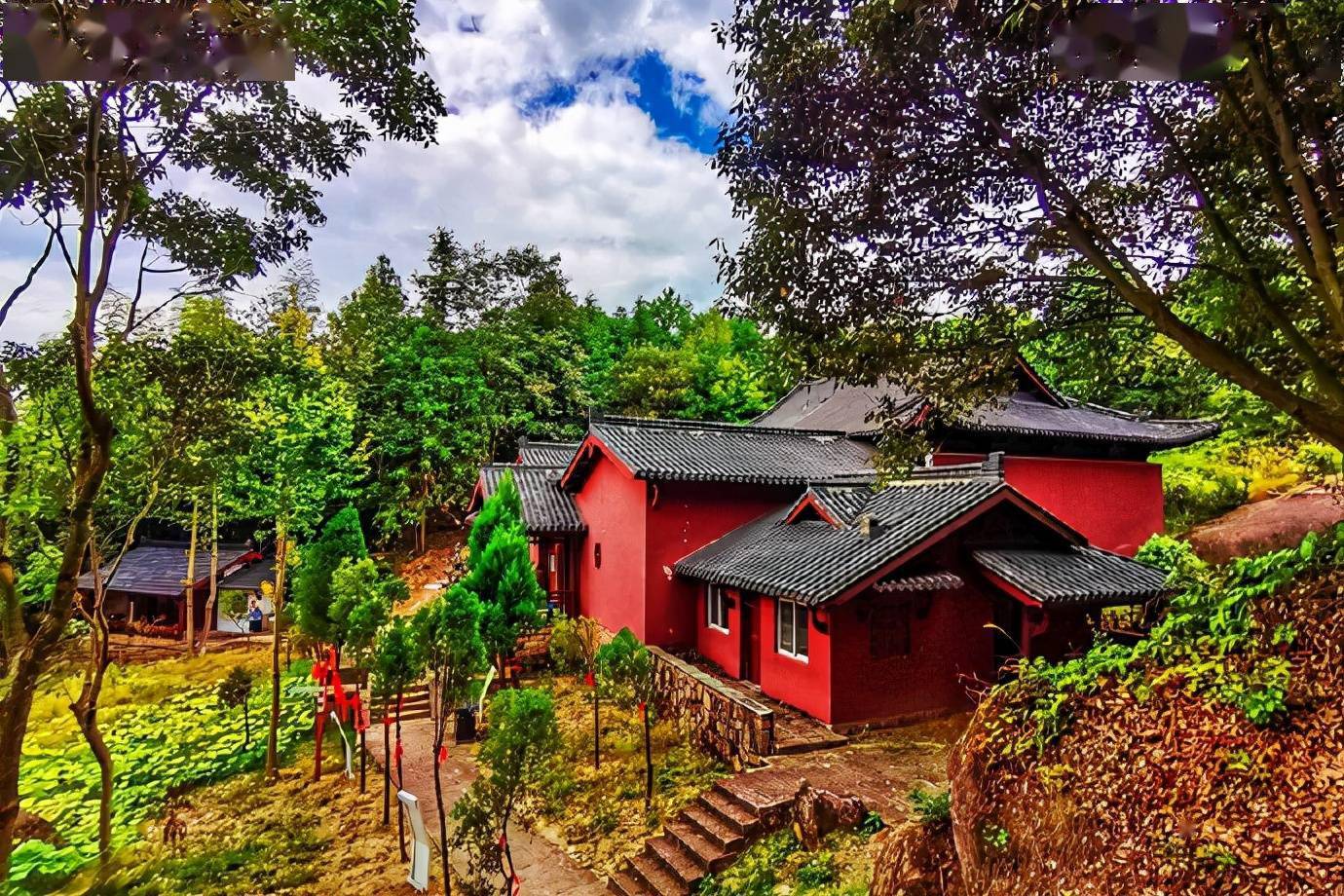 走到浮盖山行程四分之一处,有一建于明崇祯年间的寺庙,即叠石寺,据说