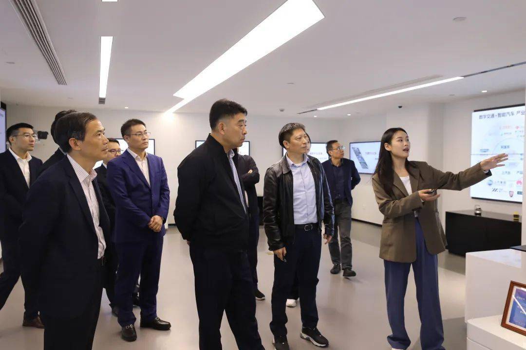 "在新奇点集团展厅,企业创始人张辉博士向柯市长汇报了企业基本情况