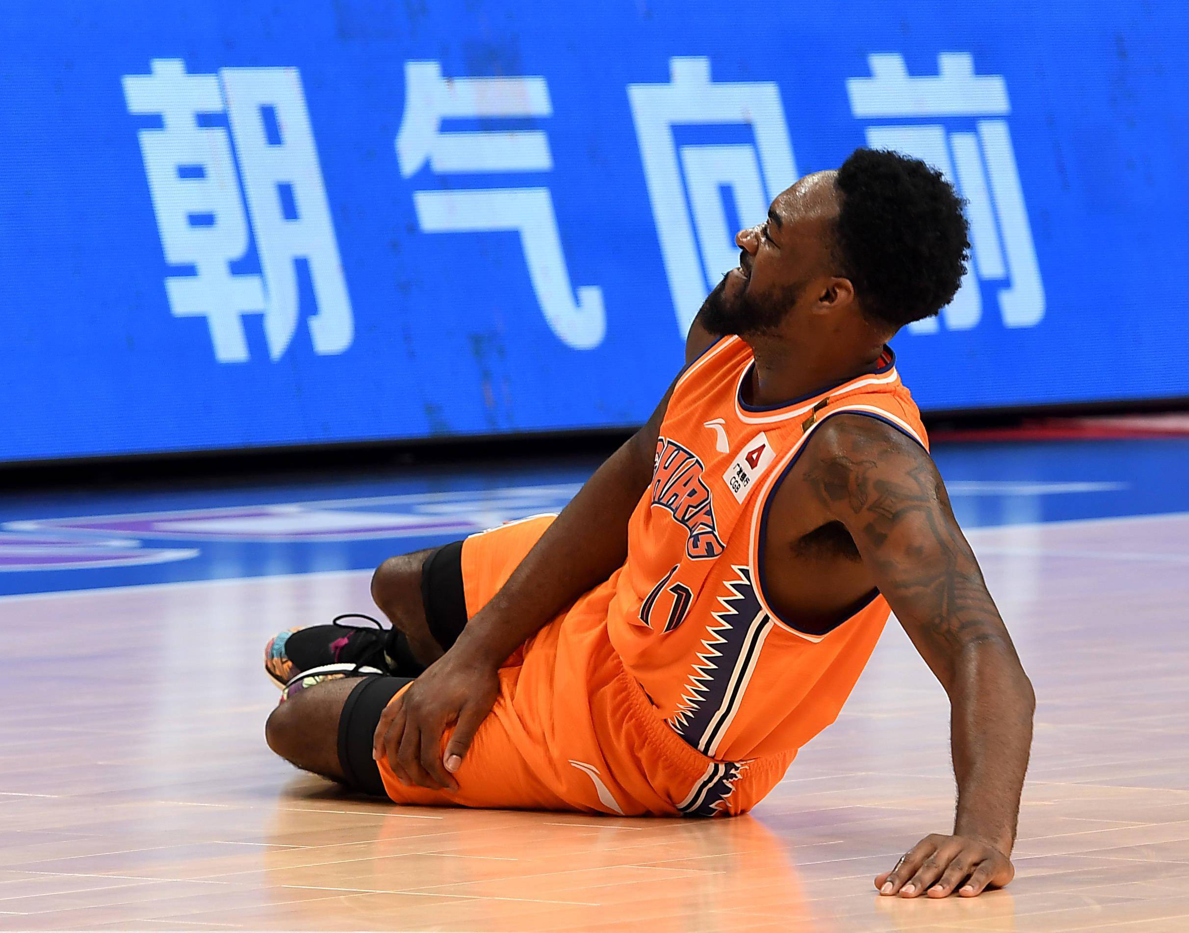 10月29日,上海久事队球员富兰克林在比赛中倒地.