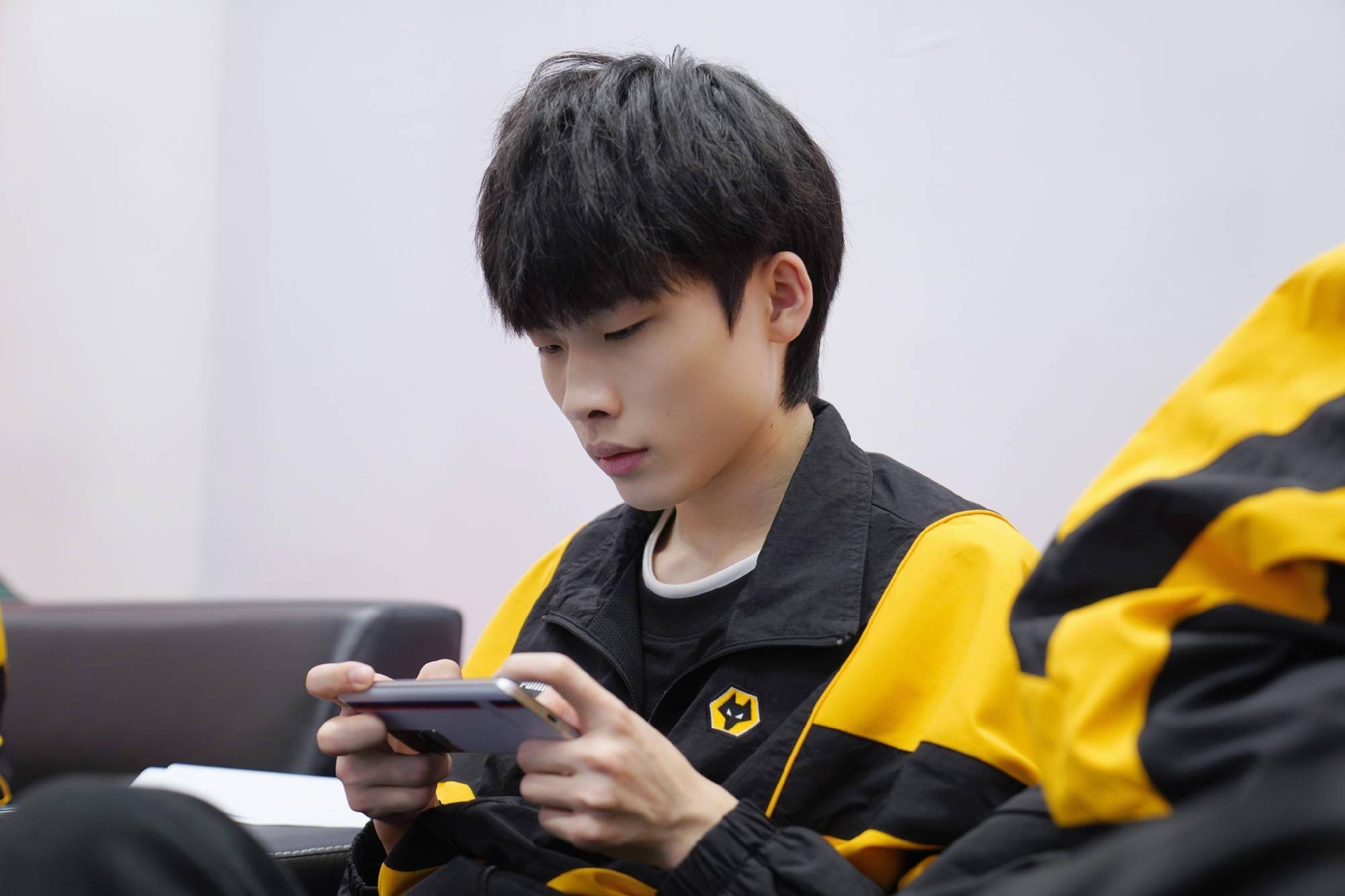 狼队2-3不敌gk,今屿的节奏还是不如小胖,得和ag争夺s组名额