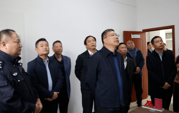 长曹法英,副理事长郑西乾一行到西湖街道办事处见义勇为工作站调研