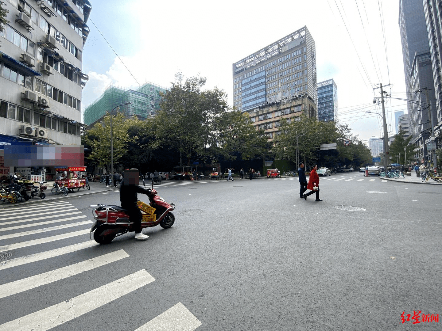 不文明曝光台现场直击十字路口近七成电动摩托车骑乘人员未戴头盔