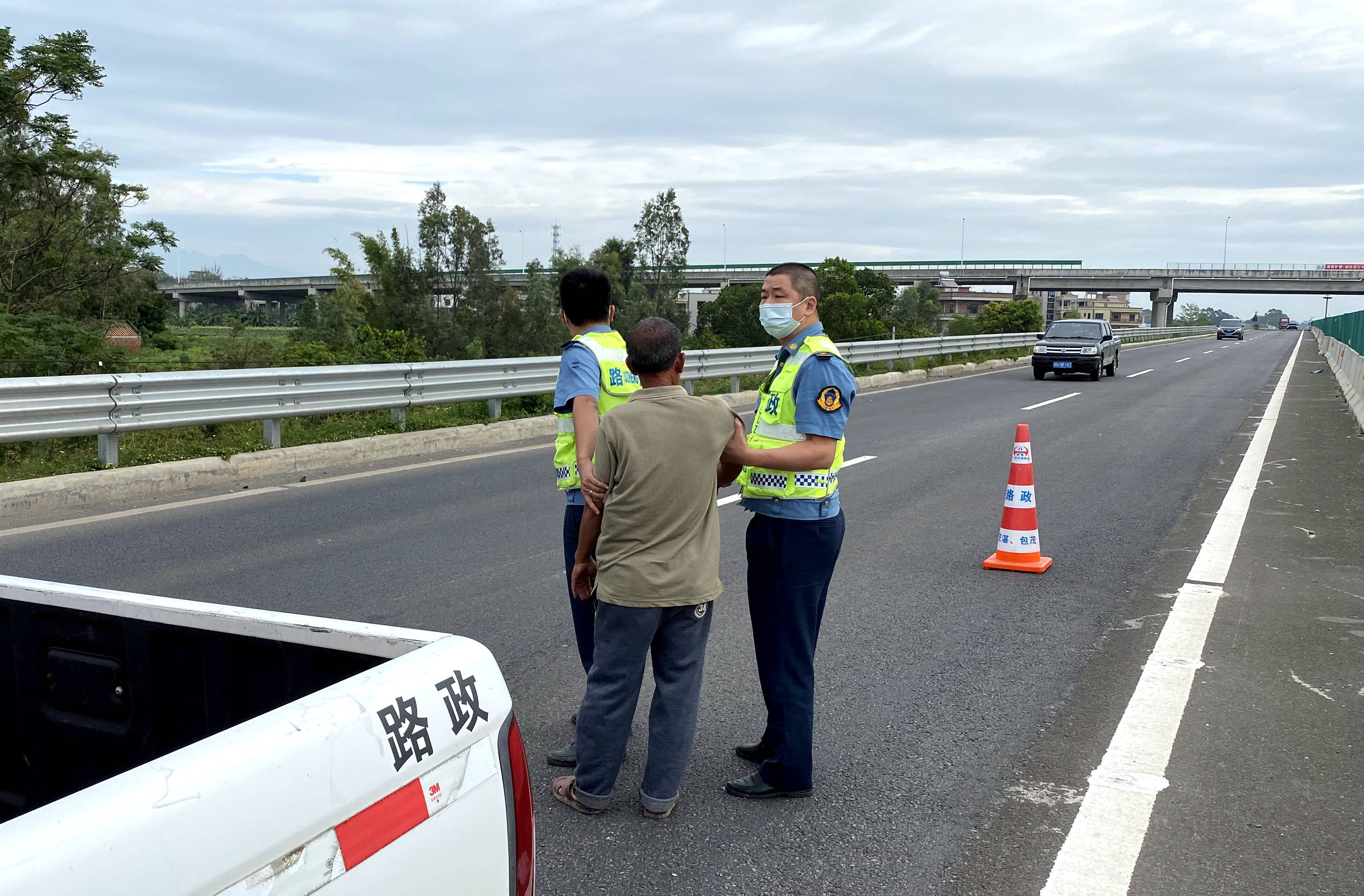 当天上午10时许,茂湛高速茂名路政中队副队长罗豪杰与队员杨志钷,钟晓