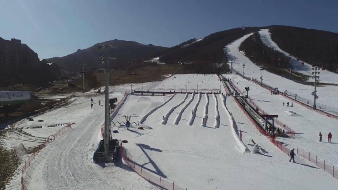 今日开板张家口崇礼太舞滑雪小镇迎来新雪季首滑