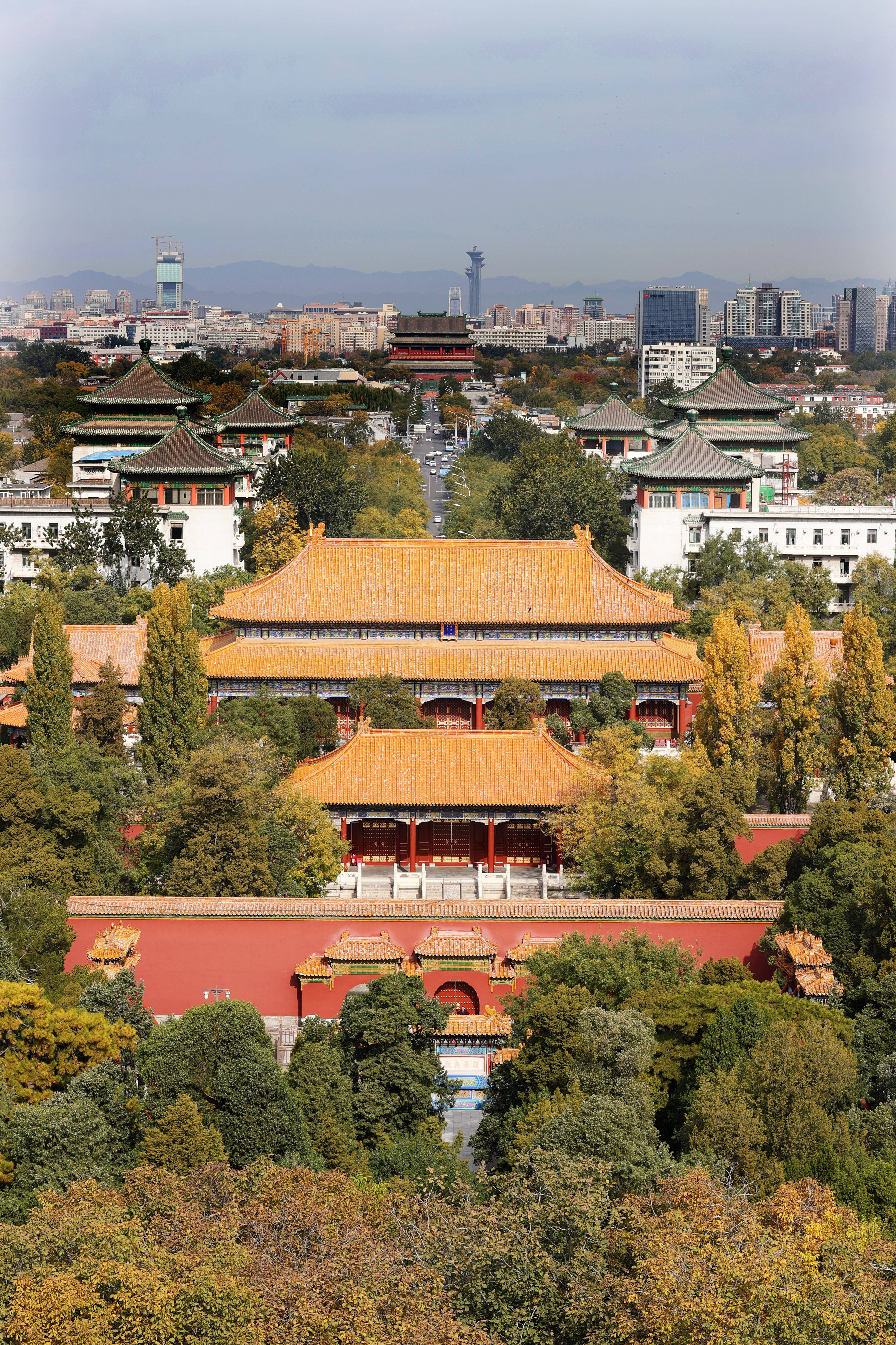 10月31日,游客在北京八大处公园游览