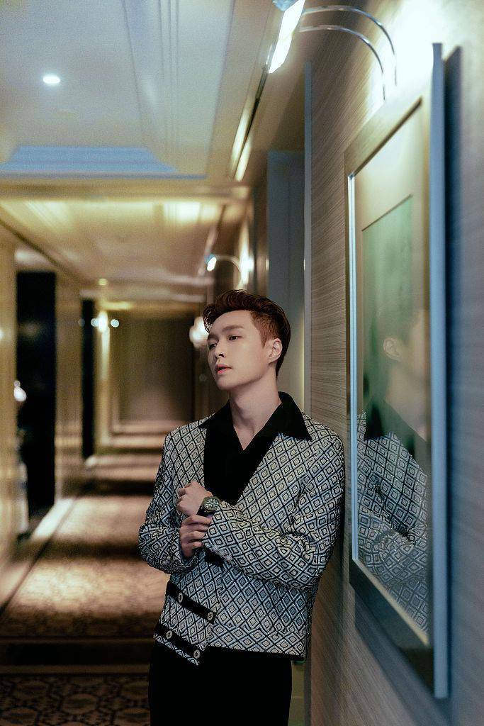 张艺兴栗发冷白皮五官精致抬手秀腕表魅力四射帅气张扬